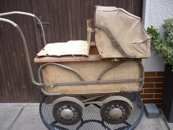 starý kočárek na panenku