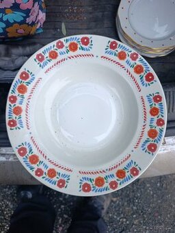 Staré talíře různé puntíky menší