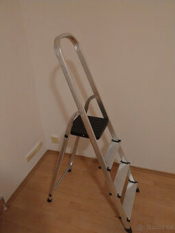 Hliníkové schůdky + malířské náčiní