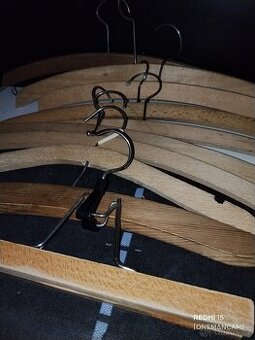 Kvalitní dřevěná ramínka