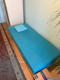Postel s obrovským množstvím úložného prostoru a s matrací