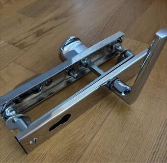 Chromová klika se zámkem na dveře