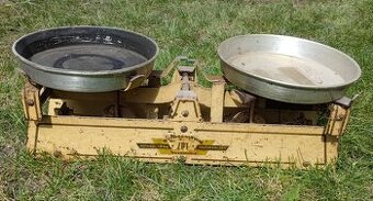 Starší funkční kuchyňská váha