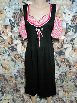 Kostkované šaty dirndl pro tradiční německé festivaly