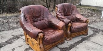 Kožené masivní křesla s masivním dřevem