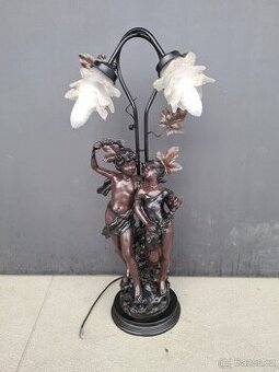 Figurální stolní lampa