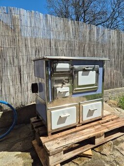 Kachlový sporák s troubou.