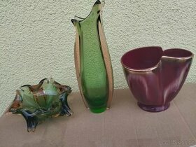 Váza a popelník z hutního skla. Dvojitá váza barvy bordó.