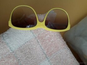 SLEVA Sluneční brýle, jen žluté, plastové,9 kusů.
