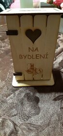 Dřevěná kasička - na bydlení + lakované samorosty + bunda - 1