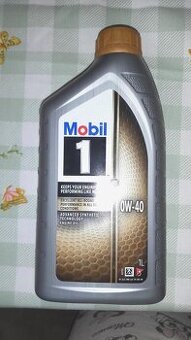 Motorový olej značky Mobil 1 0W-40 zlatý - 1