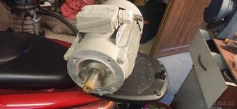 Prodám elektromotor viz. foto Hřídel 24 mm Rozteč 115 mm