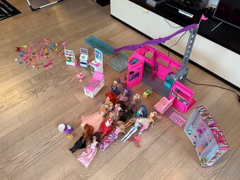 Barbie - karavan, lékárna, šatník + doplňky.