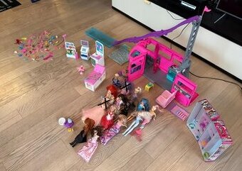 Barbie - karavan, lékárna, šatník + doplňky.