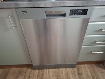 Myčka Beko DFN26422X A++