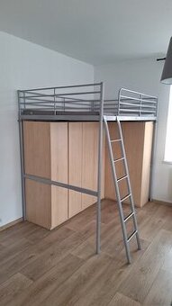 VYVÝŠENÁ POSTEL 140x200 cm SE ŠATNÍ SKŘÍNÍ