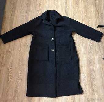 Černý kabát značky Italy new collection