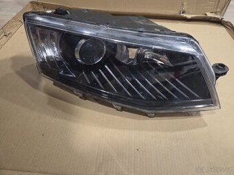 Pravý přední Bi xenony + LED Škoda Octavia 3 III