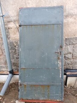 železné dveře z půdy