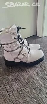 Dámské dívčí boty kotníkové kozačky ve.38 bílé
