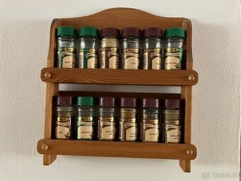 Dřevěná polička s kořenkami