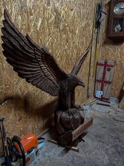 Velká vyřezávaná socha orla z dubu – 110 cm