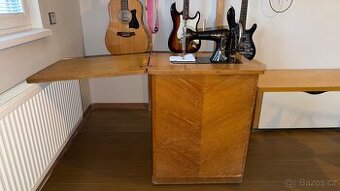 Starožitný šicí stroj Singer se stolkem – funkční