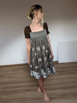 Hnědé nabírané šaty se vzorem vel. M