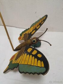 starožitná dřevná hračka létající motýl