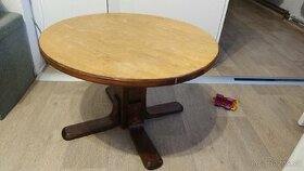 Dřevěný kulatý stolek