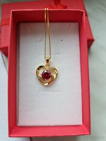 Zlatý náhrdelník ve tvaru srdce s červeným moissanitem 1ct. - 1
