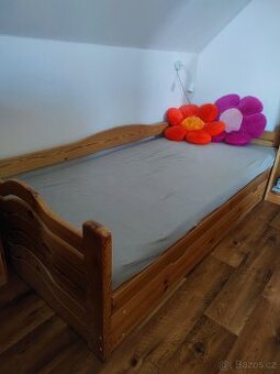 Postel s úložným prostorem a vysokou matrací