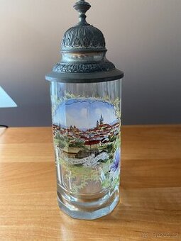 Sběratel nabízí staré sklenice s obrázky měst