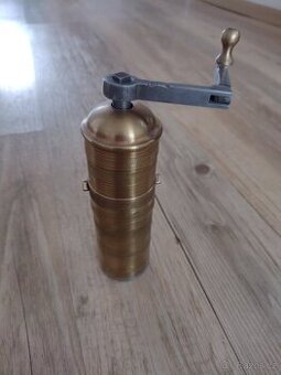 Mlýnek na kávu mosazný