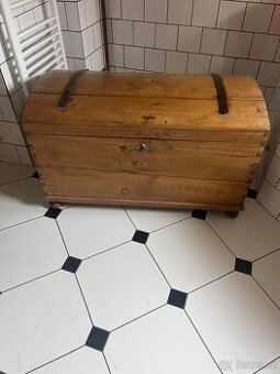 Stará dřevěná truhla – selský nábytek