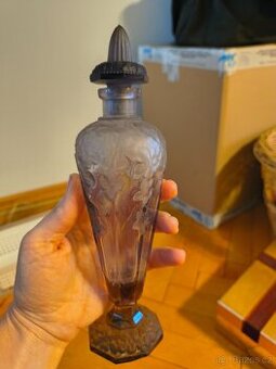 Starodávný flakon, fialový odstín, sklo broušené