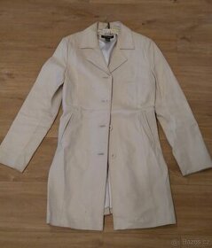 Bílý kožený kabát
