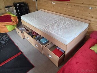 Vysoká postel se šuplíky.