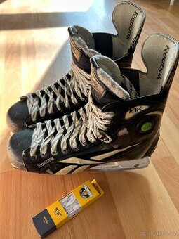 Hokejové brusle reebok us 10,5 + šnúrky howies