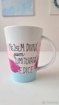 Veselý barevný hrnek: Nejsem divná, jsem limitovaná edice