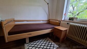 Prodám elektrickou polohovací postel ,chodítko plus pleny