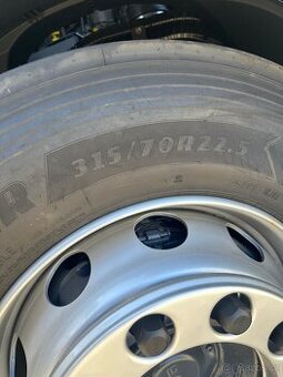 Goodyear 315/70 22,5 včetně disku