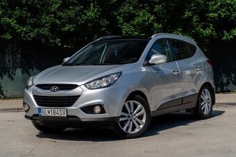 Hyundai ix35 2.0 CRDi VGT Premium 4x4 A/T Strieborná
