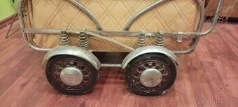 Stará panenka, medvěd (bručí), kočárek pro panenky + oblečky