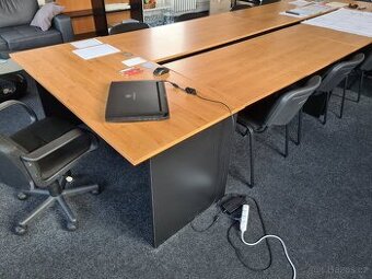 Kancelářský nábytek + sedačka