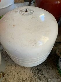 Expanzní nádoba, plně funkční.