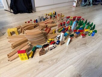 sada dřevěných kolejí + příslušenství, mašinky, vagony