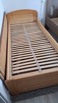 Senior postel z masivu