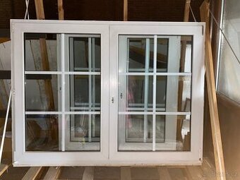 Okno plastové s mřížkou - 185x137 cm