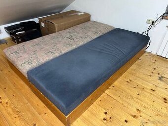 Manželská postel z masivu s úložným prostorem